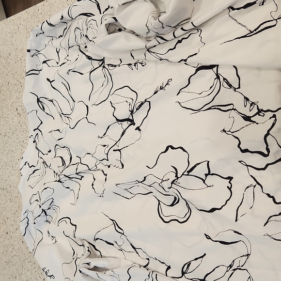 Women's 4XL Blouse, Black and White - Picture 3 of 3